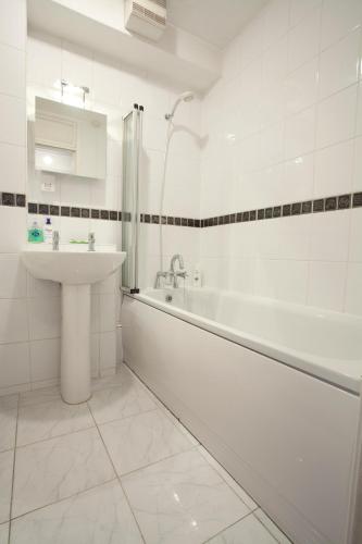 Tower Bridge Apartment - image 7