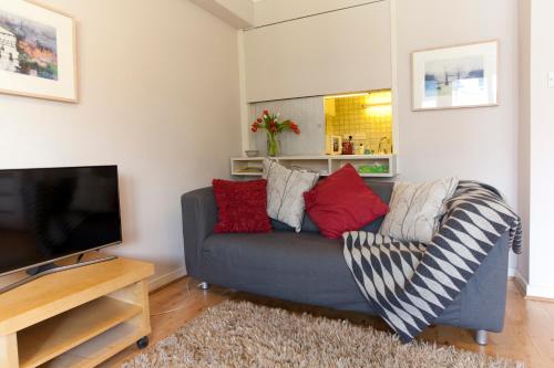 Tower Bridge Apartment - image 9