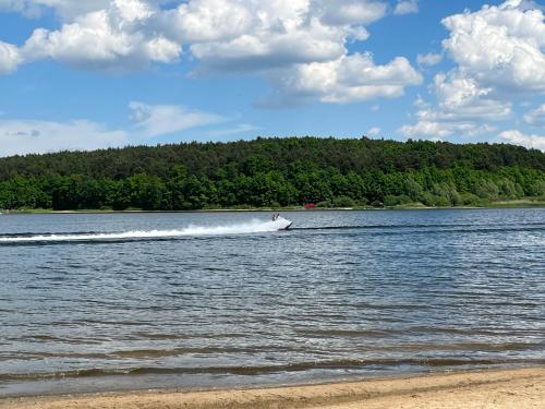 Skats, Willa Pod Dębami II domek nad zalewem Chańcza z balią oraz sauną na wyłączność (Willa Pod Debami II domek nad zalewem Chancza z balia oraz sauna na wylacznosc) in Korytnica