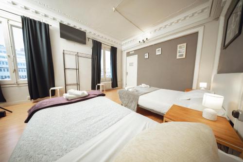 Wow Hostel Barcelona Room Type - Triple Room with 1 Double Bed, 1 Single Bed and Shared Bathroom