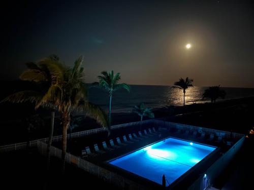 Hutchinson Island BeachFront Heated Pool Balcony Top Floor in Hutchinson Island (FL)