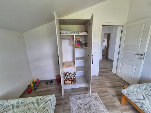 Peaceful 2BR Apt with Ultra-Fast WiFi, Подгорица (фото 10)
