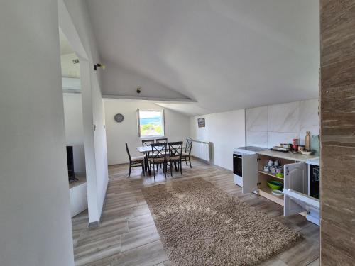Peaceful 2BR Apt with Ultra-Fast WiFi, Подгорица (фото 9)