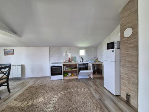 Peaceful 2BR Apt with Ultra-Fast WiFi, Подгорица (фото 8)