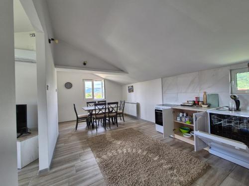 Peaceful 2BR Apt with Ultra-Fast WiFi, Подгорица (фото 7)