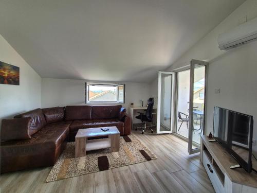 Peaceful 2BR Apt with Ultra-Fast WiFi, Подгорица (фото 6)