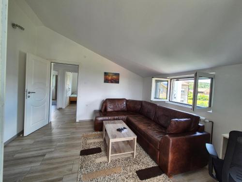 Peaceful 2BR Apt with Ultra-Fast WiFi, Подгорица (фото 5)