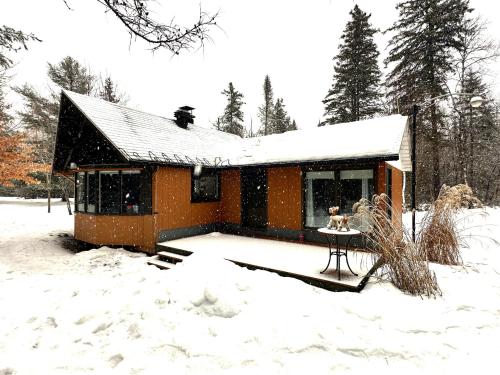 Le refuge de la petite rivière (Le refuge de la petite riviere) in แซ็ง-มาทิเยอ-ดู-ปาร์ก (QC)