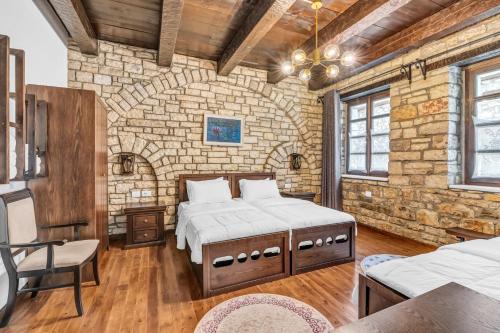 3 twin beds