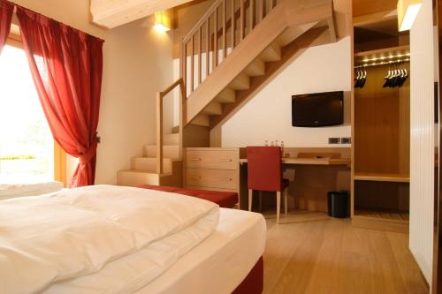 1 queen bed, 2 twin beds