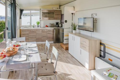 Kitchen, TiBu - Mietwohnwagen Fehmarn in Fehmarn