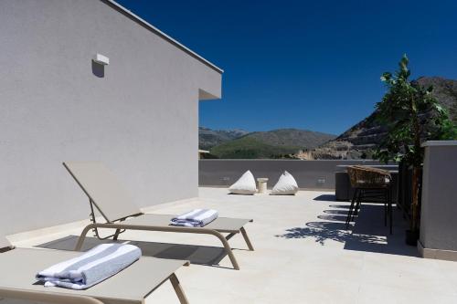 Terra House Luxury Living Between Mountain & Sea in Zrnovnica