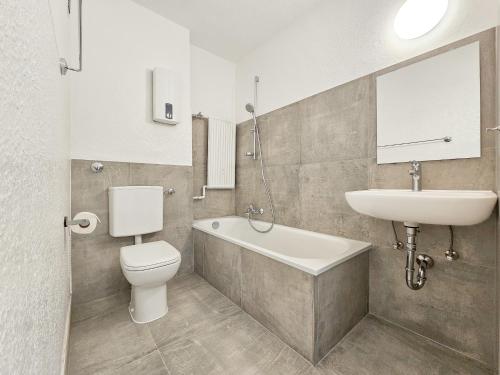 Dušš, Tolstov Apartments - Monteurwohnung - 2 Schlafzimmer - Küche - Waschmaschine (Tolstov Apartments - Monteurwohnung - 2 Schlafzimmer - Kuche - Waschmaschine) in Heiligenhaus