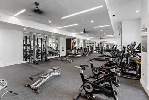 Modern 2BD - 5 Min DT, Gym, Parking, W-D - Sleeps 12 in Charlotte, USA