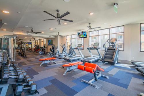 Luxe 1BR Kierland Commons, TPC Golf, Pool, Gym, W-D thumb 2