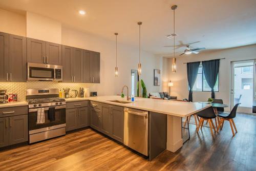 Luxe 1BR Kierland Commons, TPC Golf, Pool, Gym, W-D detail