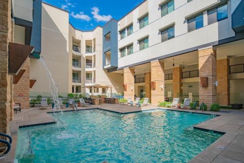 Modern 1BR Kierland Commons, TPC Golf, Pool, Gym, W-D thumb 2