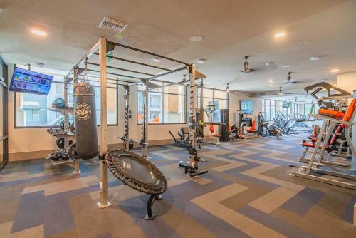 Modern 1BR Kierland Commons, TPC Golf, Pool, Gym, W-D detail