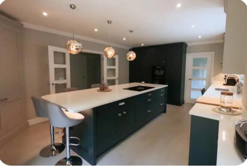 Kitchen, King size room with own bathroom & livingroom in a luxury home, free WiFi, HOMESTAY in West Byfleet