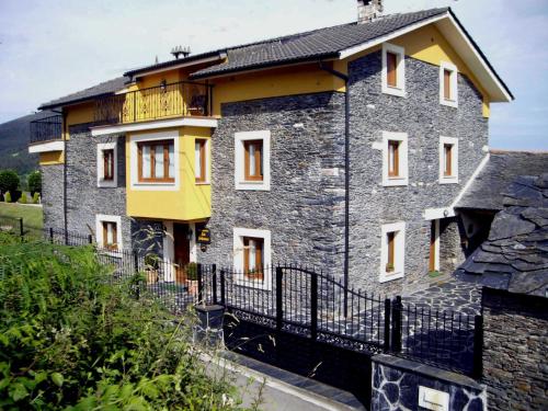  Apartamentos Rurales Los Galpones, Pension in Coaña