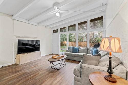 New Family Friendly Sunny home – khách sạn tại Arlington