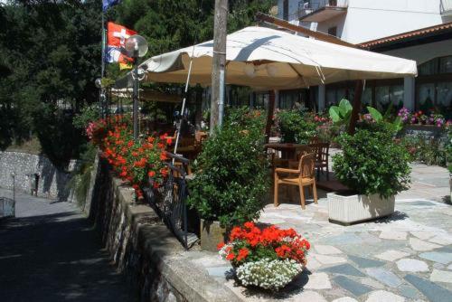 Сад, Albergo Ristorante Belvedere in Мiнучанно