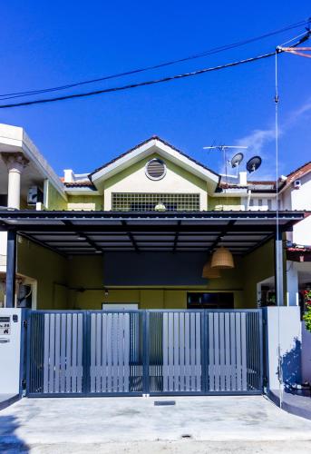 Exterior view, Cozy 13-Pax Retreat Butterworth | Sunway Carnival in Seberang Jaya