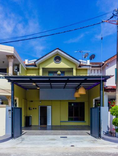 Exterior view, Cozy 13-Pax Retreat Butterworth | Sunway Carnival in Seberang Jaya