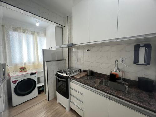 ห้องครัว, Aconchego no Canto do Forte - Ar Condicionados - Tvs Grandes - Wi-fi e Estacionamento Incluso! in กันโตโดฟอร์เต