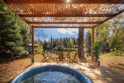 . Hills Haven - Luxury Riverfront Cottage