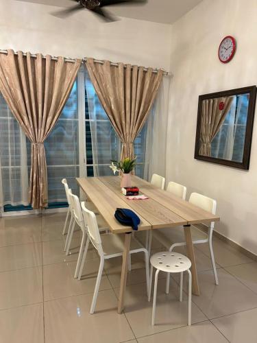 Bungalow de  m2 amb 5 habitació i 3 bany privat a Bemban (M.staycation) in Bemban