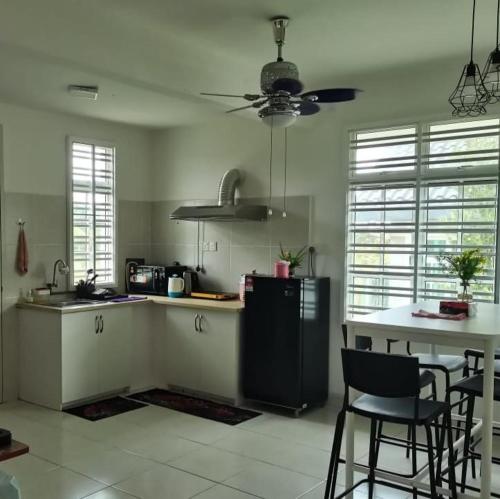 Bungalow de  m2 amb 5 habitació i 3 bany privat a Bemban (M.staycation) in Bemban