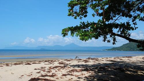 Great Barrier Reef Beach House in Wonga