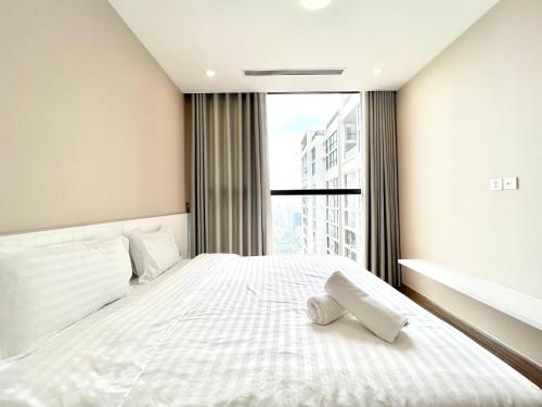 Three-Bedroom Apartment with Lake View image 1