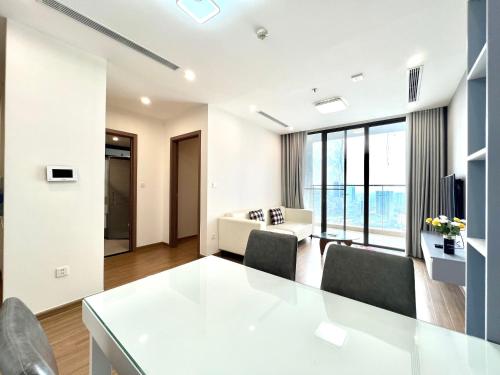 Three-Bedroom Apartment with Lake View image 3