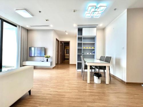 Three-Bedroom Apartment with Lake View room in Luxury Apartment Vinhomes Skylake