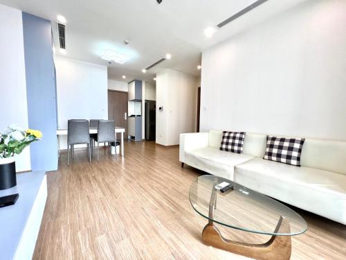 Three-Bedroom Apartment with Lake View image 5