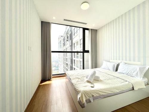 Three-Bedroom Apartment with Lake View image 7
