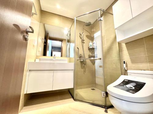Three-Bedroom Apartment with Lake View image 6