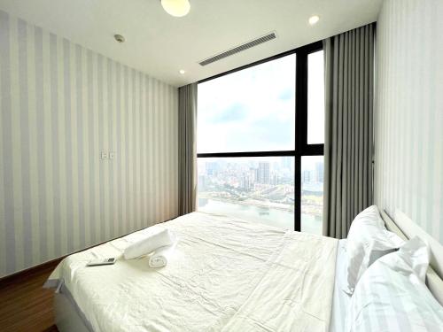 Three-Bedroom Apartment with Lake View image 9