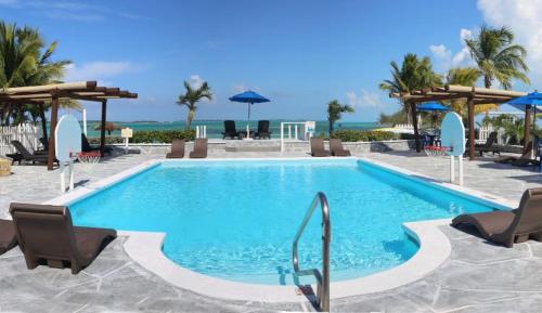 bazen, Beautiful Villa just steps away from the beach! in George Town center