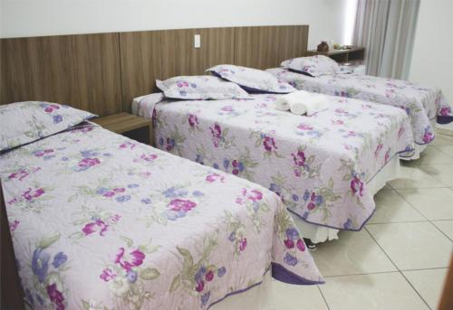 1 double bed, 2 twin beds