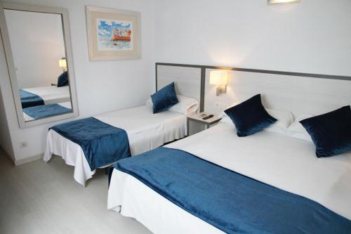 Parrots Sitges Hotel - main image