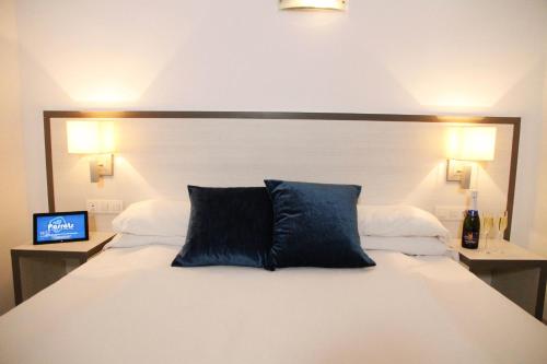 Double Room with Balcony image 9