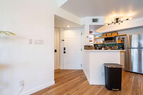 Konyha, 2BR Beach Getaway - Pool Gym Near Space Coast in Indialantic