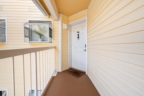Bejárat, 2BR Beach Getaway - Pool Gym Near Space Coast in Indialantic
