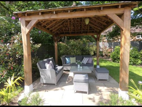 Facilities, King size room with own bathroom & livingroom in a luxury home, free WiFi, HOMESTAY in West Byfleet