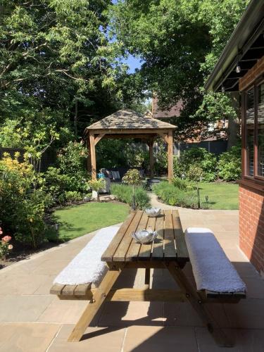 Garden, King size room with own bathroom & livingroom in a luxury home, free WiFi, HOMESTAY in West Byfleet