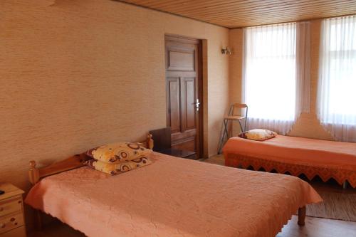 1 queen bed, 1 twin bed, 2 sofa beds