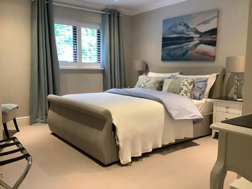 King size room with own bathroom & livingroom in a luxury home, free WiFi, HOMESTAY in West Byfleet